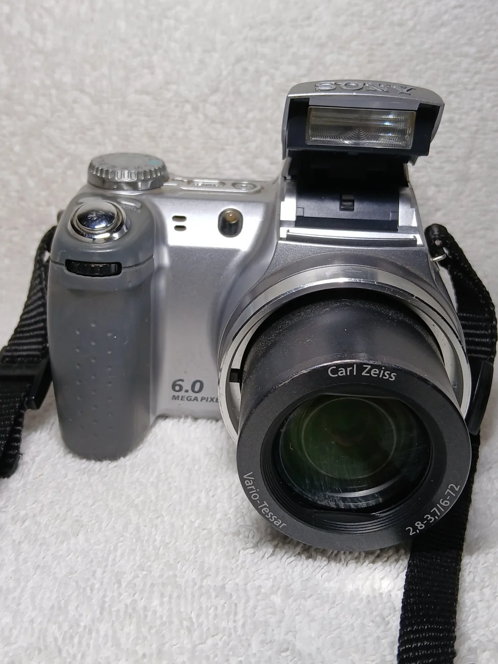 Sony Silver 6.0MP DSLR-Style Camera with Carl Zeiss Lens/RadioShack Tri-pod
